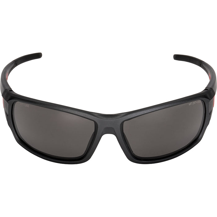 Lunettes de sécurité Performance (Fumée) Milwaukee - Quincaillerie G.H. Berger