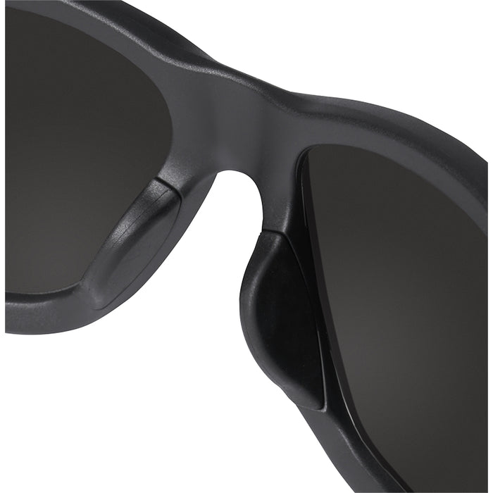 Lunettes de sécurité Performance (Fumée) Milwaukee - Quincaillerie G.H. Berger