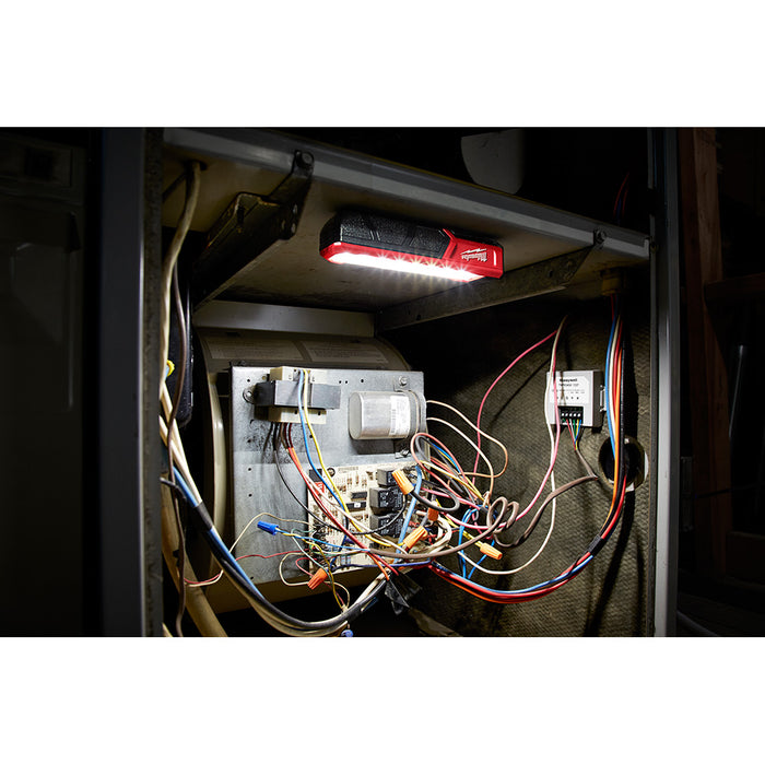 Lampe de travail grand-angle aimantée avec chargeur USB Milwaukee - Quincaillerie G.H. Berger