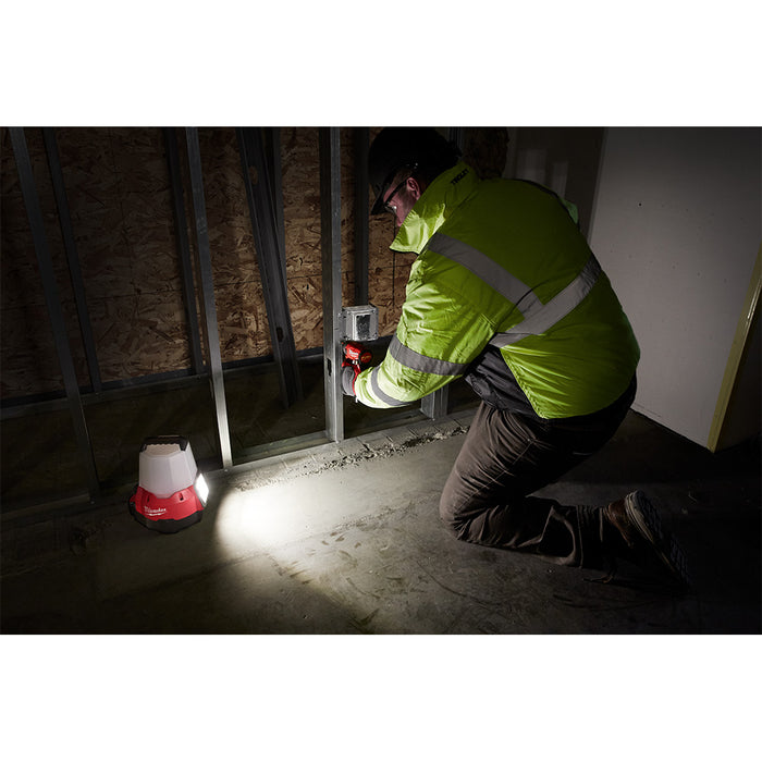 Lampe compacte M18 avec éclairage à 360º Milwaukee - Quincaillerie G.H. Berger
