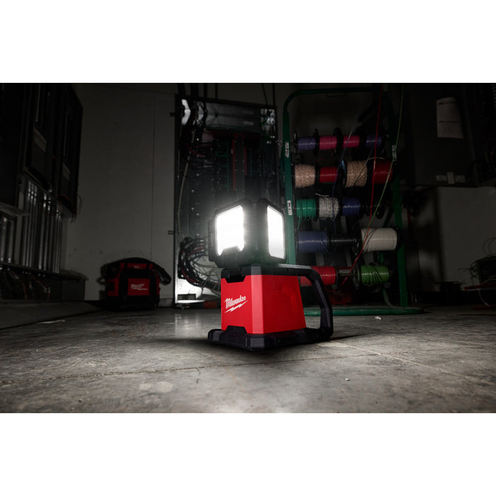 Lampe à batterie pliable Rover M18 Milwaukee - Quincaillerie G.H. Berger